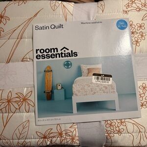 Room Essentials Satin Quilt in White with Copper Floral Print